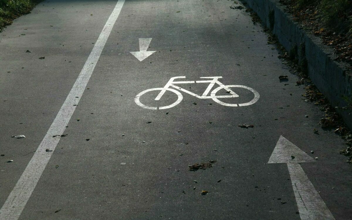 Ein Radweg mit Richtungspfeilen Ein Radweg mit Richtungspfeilen